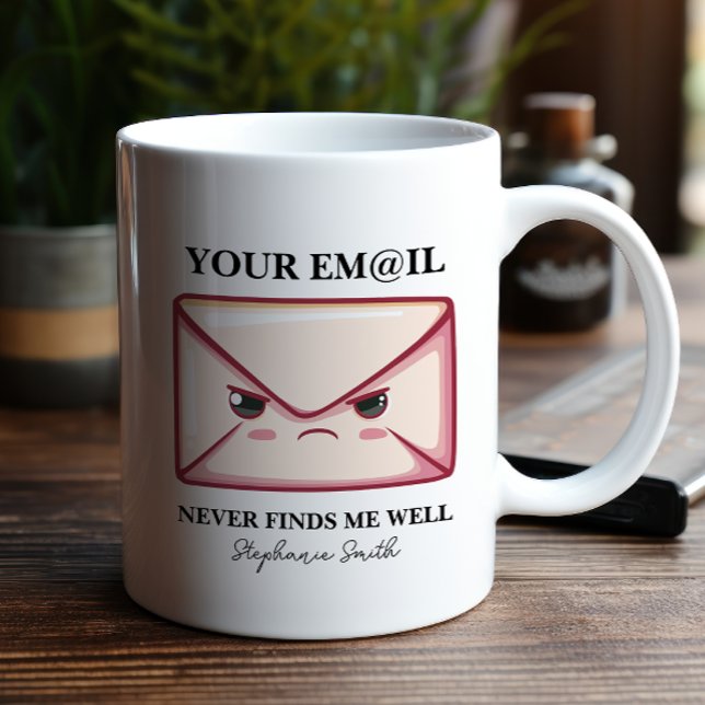 Ihre E-Mail findet mich nie gut Personalisiert Kaffeetasse (Featuring a hilariously grumpy envelope alongside an all-too relatable phrase.)