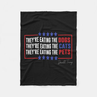 Ihre Hunde essen die Katzen, die sie essen Fleecedecke