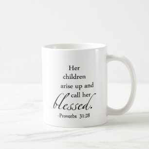 Ihre Kinder entstehen oben und rufen sie gesegnet Kaffeetasse