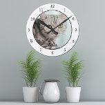 Ihre Niedliche Haustier-Foto-Mauer Runde Wanduhr<br><div class="desc">Personalisieren Sie mit dem Foto Ihrer eigenen Katze auf dieser benutzerdefinierten Haustier-Wanduhr und passen Sie ihren Namen unten an. Ein personalisiertes Geschenk für einen Kätzchenbesitzer,  um seine Liebe für sein niedliches Kätzchen zu verewigen. In Weiß umrahmt mit schwarzen Zahlen.</div>