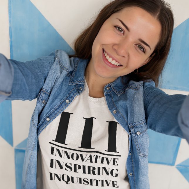 III - Innovativ, Inspirierend, wissbegierig T-Shirt (Young woman wears a "III: Innovative, Inspiring, Inquisitive" white t-shirt.)