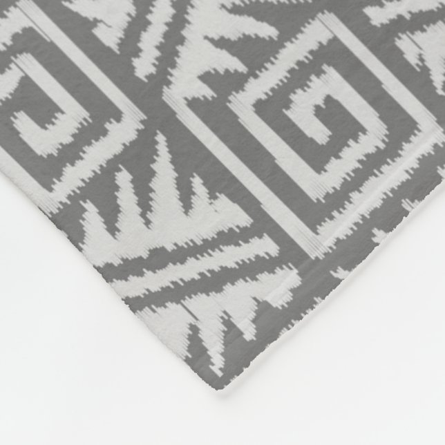 Ikat Aztec Muster - Schatten von Grau/Grau Fleecedecke (Ecke)
