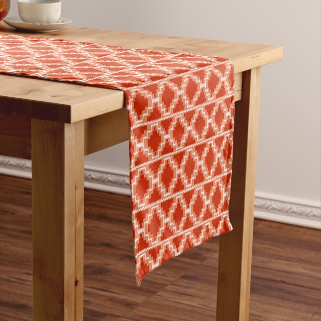 Ikat Aztec Tribal Rust, Orange und Weiß Kurzer Tischläufer (Beispiel)