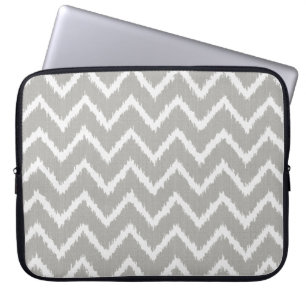 Ikat Chevrons - Silbergrau und weiß Laptopschutzhülle