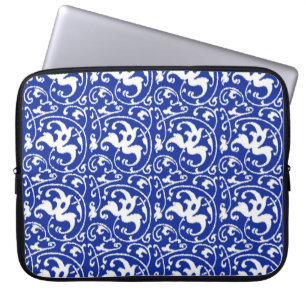 Ikat Floral Damask - Kobalt blau und weiß Laptopschutzhülle
