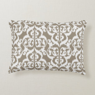 Ikat Moorish Damask - taubbraun und weiß Zierkissen