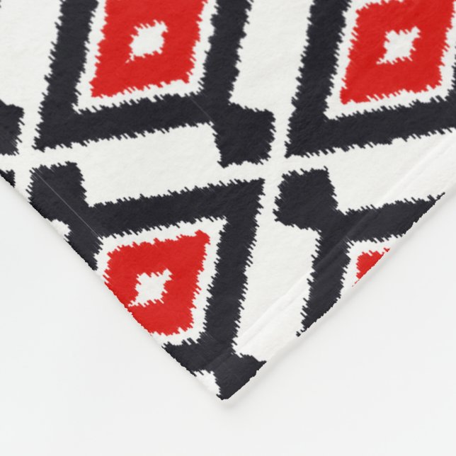 Ikat-Muster - Dunkelrot, Schwarz und Weiß Fleecedecke (Ecke)
