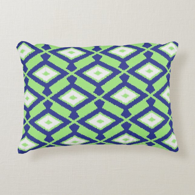 Ikat-Muster - Grün, Indigoblau und Weiß Dekokissen (Vorderseite)