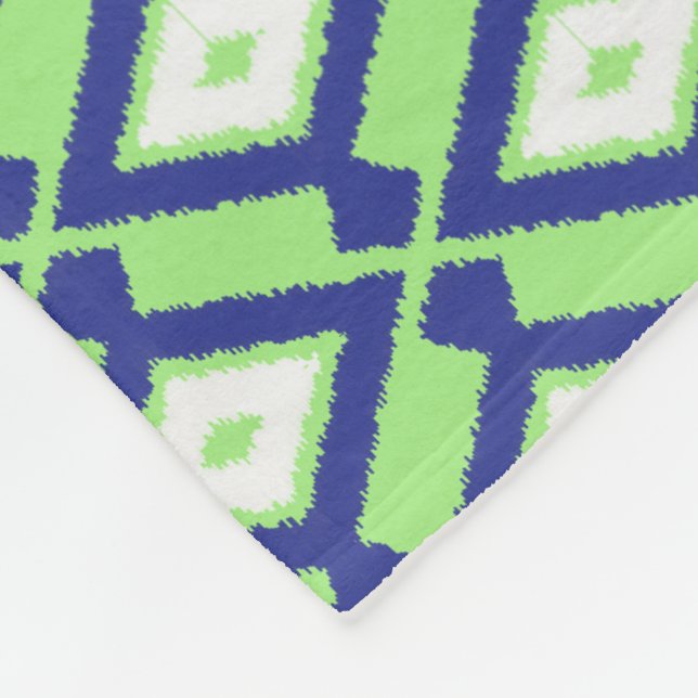 Ikat-Muster - Grün, Indigoblau und Weiß Fleecedecke (Ecke)