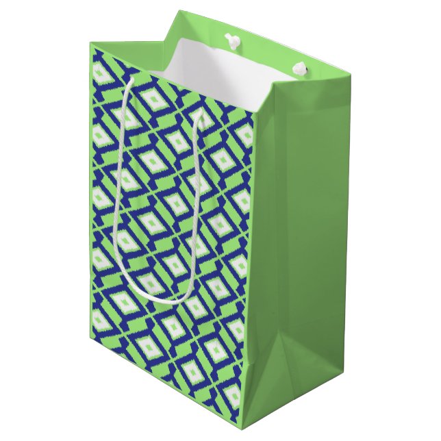 Ikat-Muster - Grün, Indigoblau und Weiß Mittlere Geschenktüte (Vorderseite Schrägansicht)