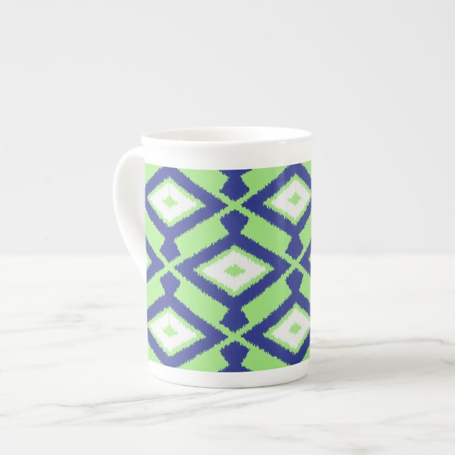 Ikat-Muster - Grün, Indigoblau und Weiß Prozellantasse (Vorderseite Links)