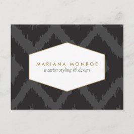 Ikat-Muster in dunkelgrauem Designer Postkarte