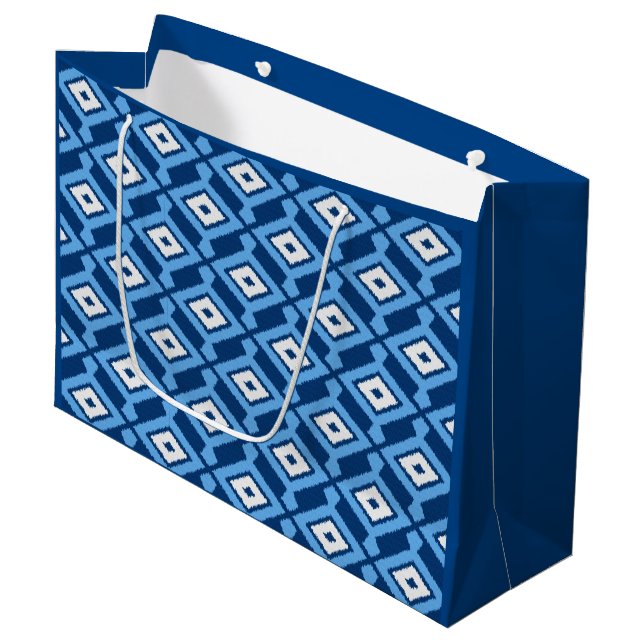Ikat Muster, Indigo und Denim Blue Große Geschenktüte (Vorderseite Schrägansicht)