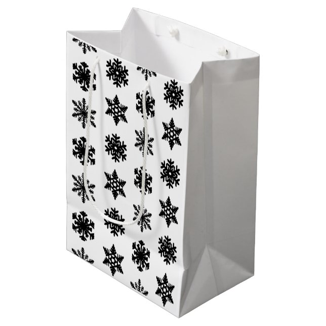 Ikat-Schneeflocken - weiß und schwarz Mittlere Geschenktüte (Vorderseite Schrägansicht)