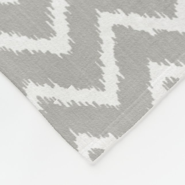 Ikat Sparren - silbernes Grau und Weiß Fleecedecke (Ecke)