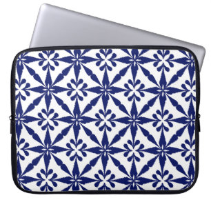 Ikat Star Pattern - Navy Blue und White Laptopschutzhülle