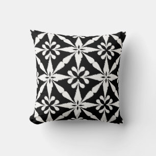 Ikat Star Pattern - Schwarz und Weiß Kissen