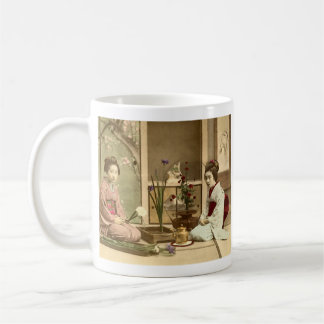 Ikebana - schöne Kimono-Mädchen, die Blumen Kaffeetasse