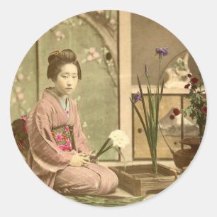 Ikebana - schöne Kimono-Mädchen, die Blumen Runder Aufkleber