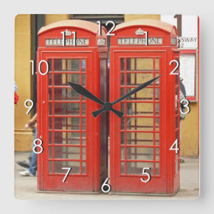 Ikonenhafte rote Telefonzellen in London Quadratische Wanduhr