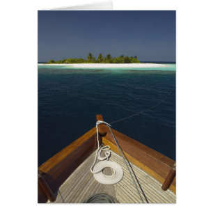 Île de approche ancrée de bateau