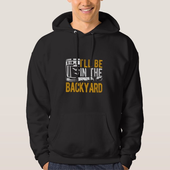 I'LL BE IN THE Backyard Bourbon Cigar Backyard Hoodie (Vorderseite)