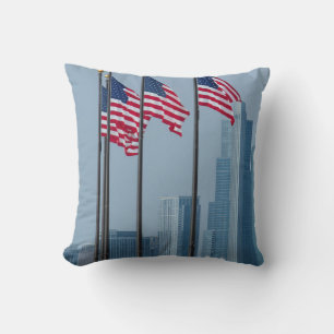 Illinois, Chicago. Navy Pier, US-Flaggen wehend Kissen