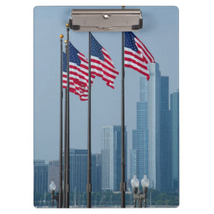 Illinois, Chicago. Navy Pier, wehende US-Flaggen Klemmbrett