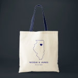 Illinois Wedding Welcome Bag Tasche, Navy Map Tragetasche<br><div class="desc">Begrüßungsgeschenktasche mit Kartengrafik. Ihre Gäste werden in ihrem Hotel einchecken und diese Tasche mit den Leckereien,  die sie erwarten,  finden. Sie können das Herz mit der Funktion "Weiter anpassen" an den Ort Ihres großen Tages positionieren.</div>