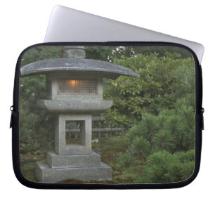 Illuminated stone lantern in Japanese Garden Laptopschutzhülle
