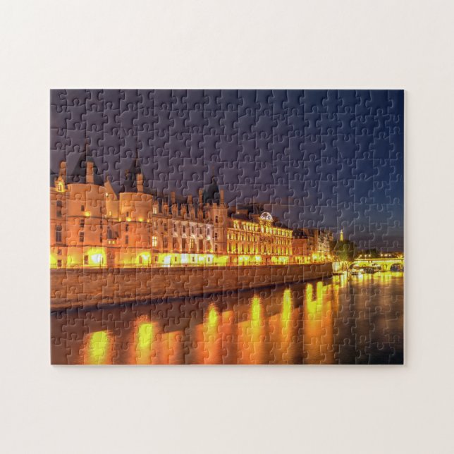 Illuminierte Conciergerie in der Nacht - Paris, Fr (Horizontal)