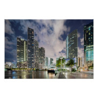 Illuminierte Türme am Wasser des Miami River
