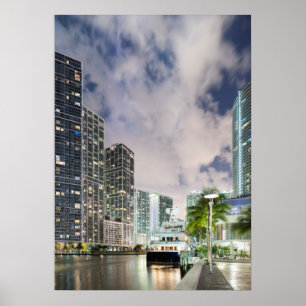 Illuminierte Türme am Wasser des Miami River Poster
