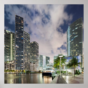 Illuminierte Türme am Wasser des Miami River Poster