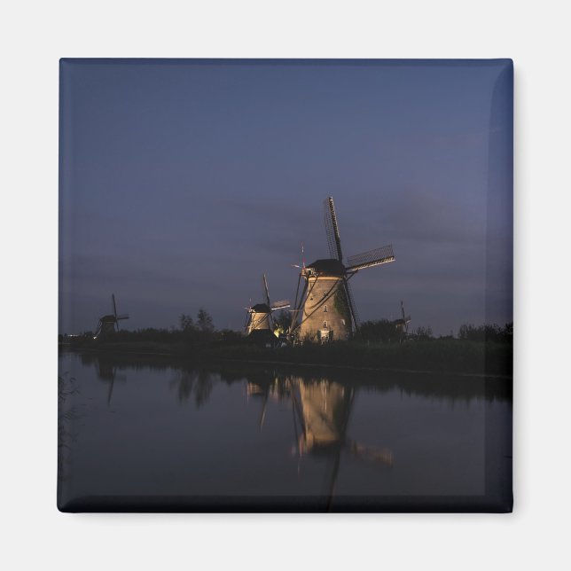 Illuminierte Windmühle am Blue-Hour-Magneten Magnet (Vorne)