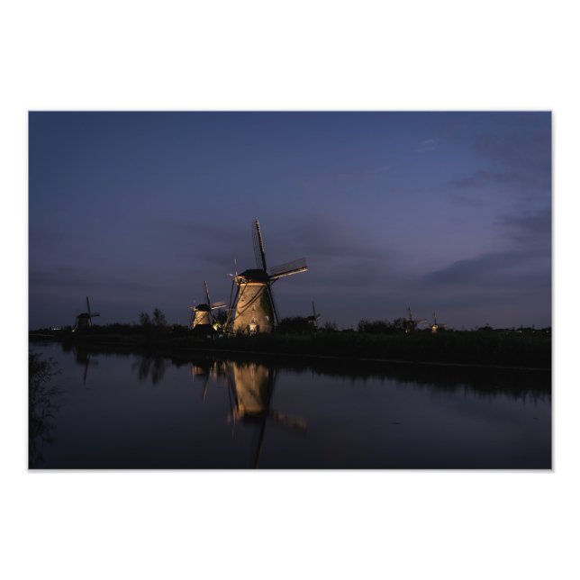 Illuminierte Windmühle im Blue Hour Foto (Vorne)
