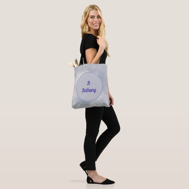 Illusion des Sonnenbildes mit Monogramm Tote Bag Tasche (Am Model)