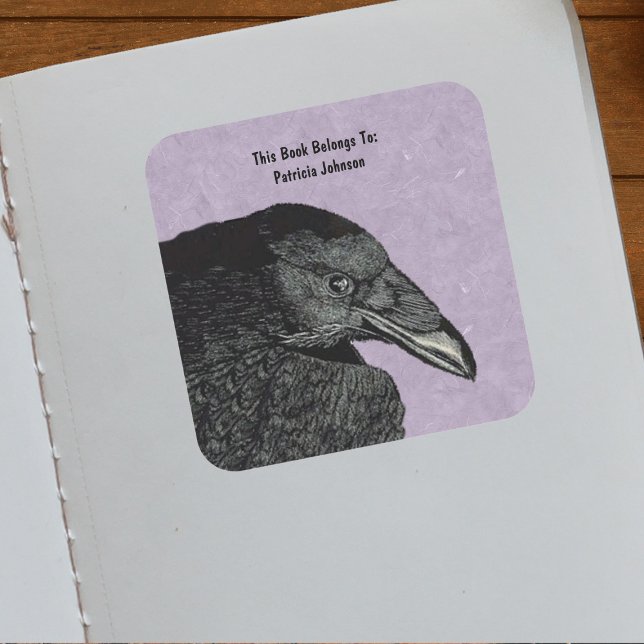 Illustration des Gesichts der schwarzen Kruge Marm Quadratischer Aufkleber (Head wing of black crow on marbled purple on bookplate ownership label sticker.)