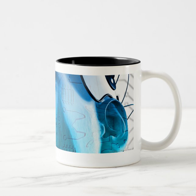 Illustration eines Mannes, der eine Kappe der Zweifarbige Tasse (Rechts)