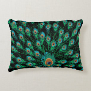 Illustration mit Pfau-Federn auf Schwarzem Dekokissen