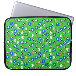 Illustration von Fußbällen, blauen Shirts und Vent Laptopschutzhülle