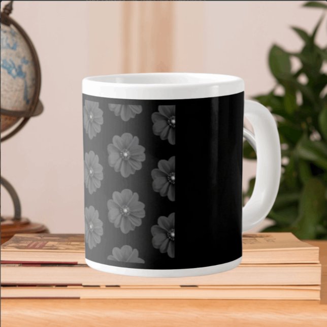 Illustrierte Blume in Schwarz-Grau-Muster" Jumbo-Tasse (Von Creator hochgeladen)