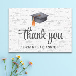 Illustrierter Black Mathematics Abschluss Hat Dankeskarte<br><div class="desc">Einfache,  aber elegante Abschluss Dankeschön-Karte mit einem Hintergrund mathematischer Formeln und Gleichungen und einer schwarzen Graduierenkappe illustriert von Hand. Perfekt für Mathematik- und Ingenieurabsolventen. Illustriert und entworfen von Patricia Alvarez.</div>