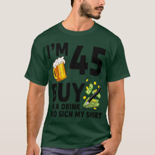 Im 45 kaufe mir ein Getränk und unterschreibe mein T-Shirt