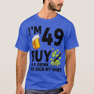 Im 49 kaufe mir ein Getränk und unterschreibe mein T-Shirt