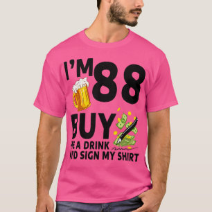 Im 88 kaufe mir ein Getränk und unterschreibe mein T-Shirt