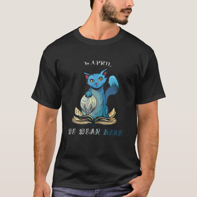 Im April tragen wir ein Blue Cat Book T-Shirt (Vorderseite)