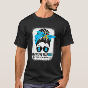 Im April tragen wir einen blauen, gebleichten, uno T-Shirt
