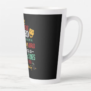 Im Atre Nerd auf Bühne Schauspielerin liebt Schaus Milchtasse