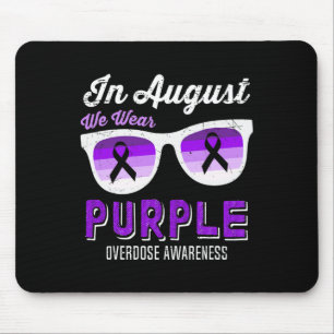 Im August tragen wir eine Lila Sonnenbrille Überdo Mousepad